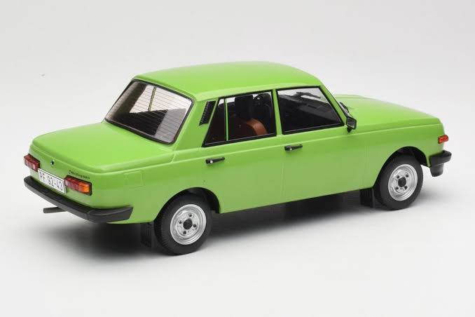 Wartburg 353 verde - 1/18 Model Car Group