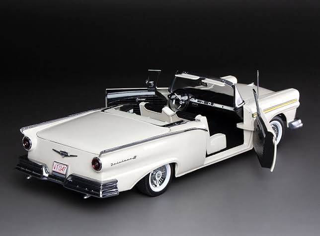 Ford Fairlane 500 Skyliner 1957 colonial white - 1/18 Sun Star