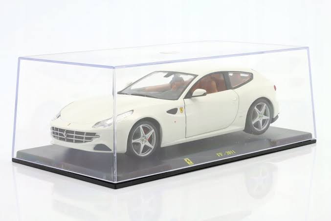 Ferrari FF 2011 alb cu vitrina plexiglass - 1/24 Bburago