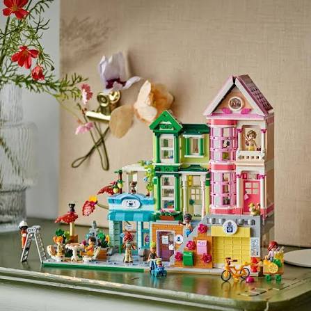 LEGO Friends 42670 - Apartamente si magazine in orasul Heartlake (2040 piese)