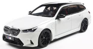 BMW M5 Touring 2025 alb - 1/18 Solido