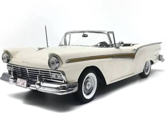 Ford Fairlane 500 Skyliner 1957 colonial white - 1/18 Sun Star