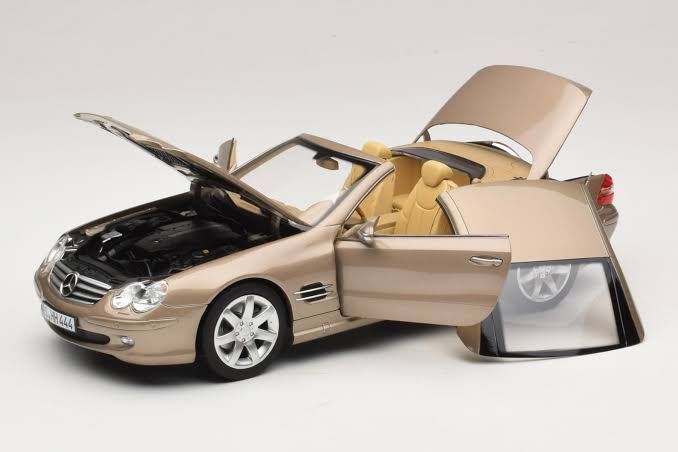 Mercedes-Benz SL 500 2003 Type R230 travertin beige metallic - 1/18 Norev