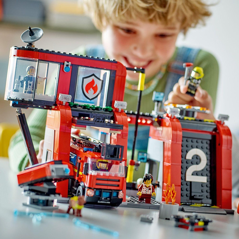LEGO City 60414 - Statie si camion de pompieri (843 piese)