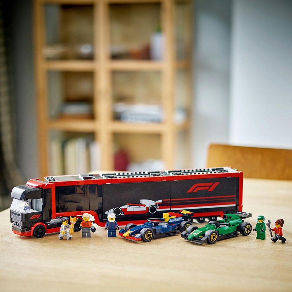 LEGO City 60445 - Camion F1 cu masinile F1 RB20 si AMR24 (1086 piese)