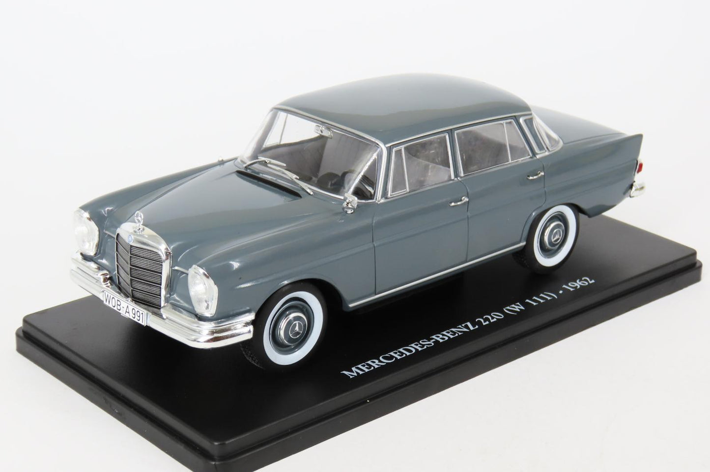 Mercedes-Benz 220 W111 - 1962 gri cu vitrina plexiglass - 1/24 Edicola