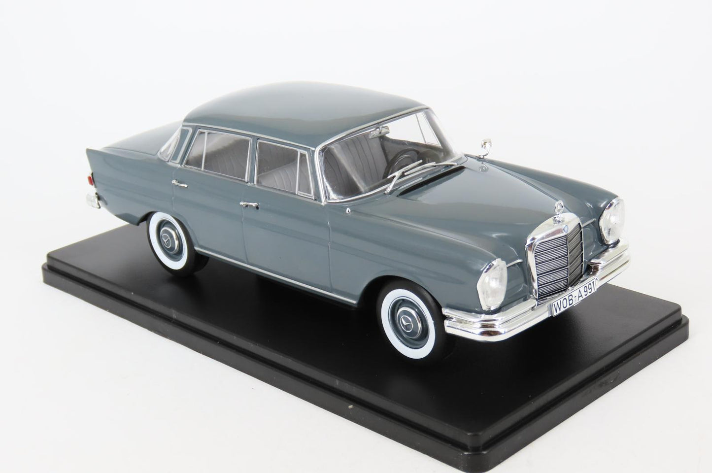 Mercedes-Benz 220 W111 - 1962 gri cu vitrina plexiglass - 1/24 Edicola