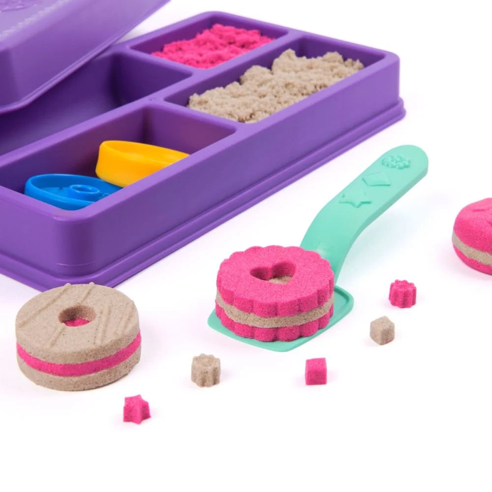 Set de joaca cu nisip si diverse forme Kinetic Sand - Cutie cu fursecuri