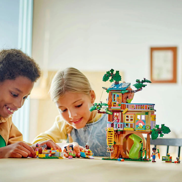 LEGO Friends 42652 - Momente cu prietenii la casa din copac (701 piese)