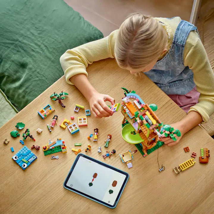 LEGO Friends 42652 - Momente cu prietenii la casa din copac (701 piese)