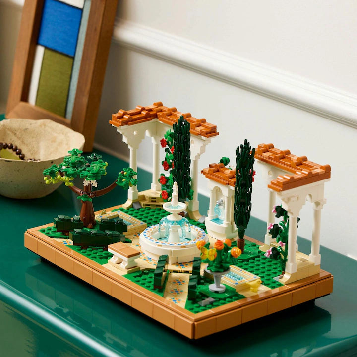 LEGO Icons 10359 - Gradina cu fantana (1302 piese)