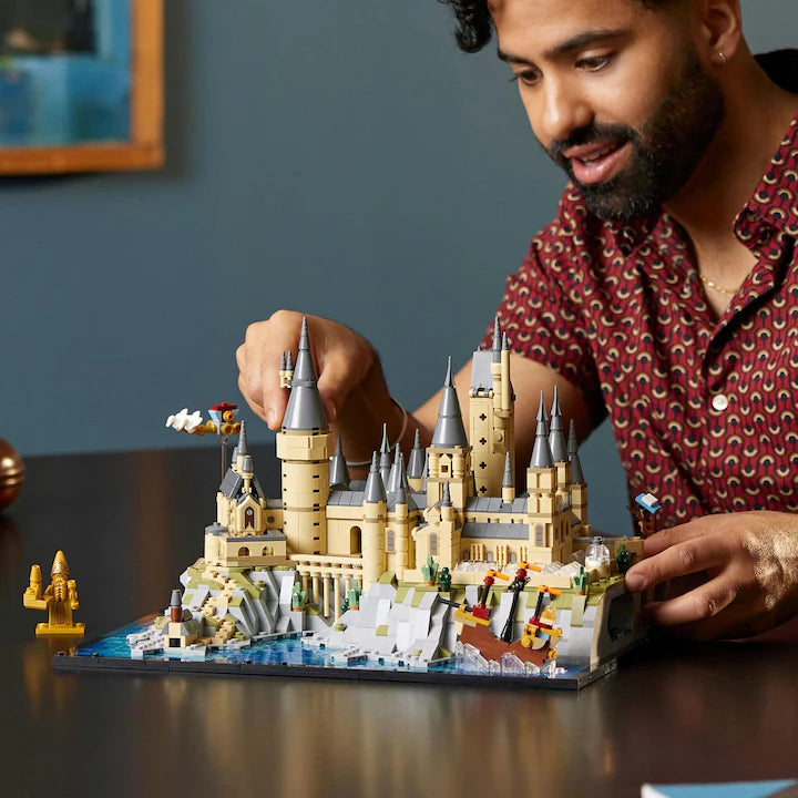 LEGO Harry Potter 76419 - Castelul Hogwarts si imprejurimile (2660 piese)