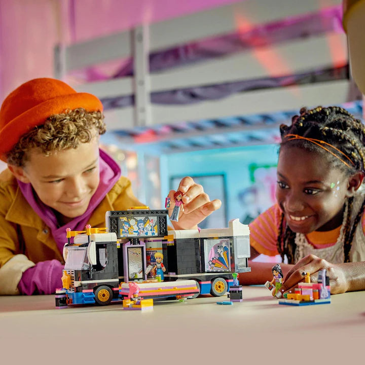 LEGO Friends 42619 - Autocar de turneu pentru staruri pop (845 piese)