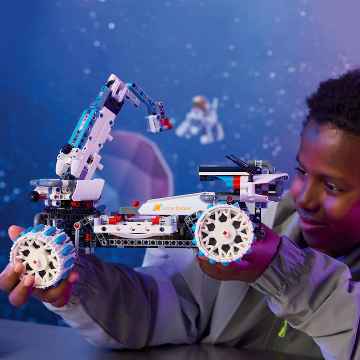 LEGO Technic 42211 - Vehicul spatial Rover Lunar Outpost (1082 piese)