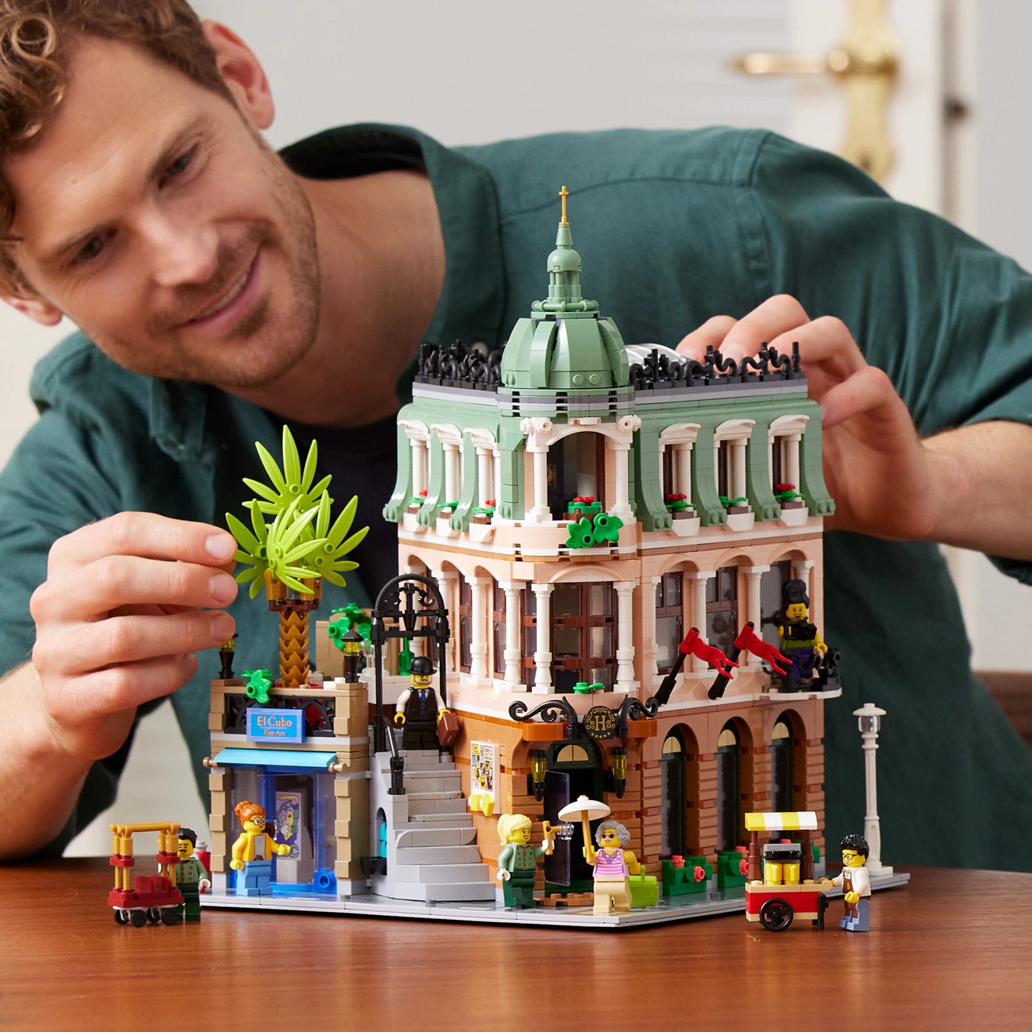 LEGO Icons Creator Expert 10297- Hotel Boutique (3066 piese)