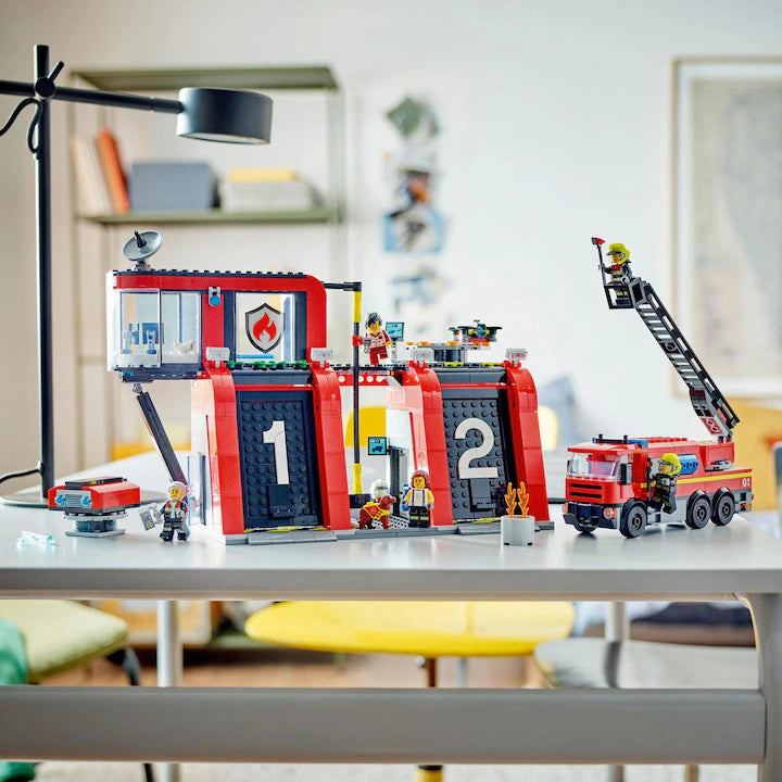 LEGO City 60414 - Statie si camion de pompieri (843 piese)
