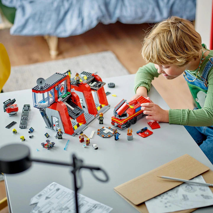 LEGO City 60414 - Statie si camion de pompieri (843 piese)