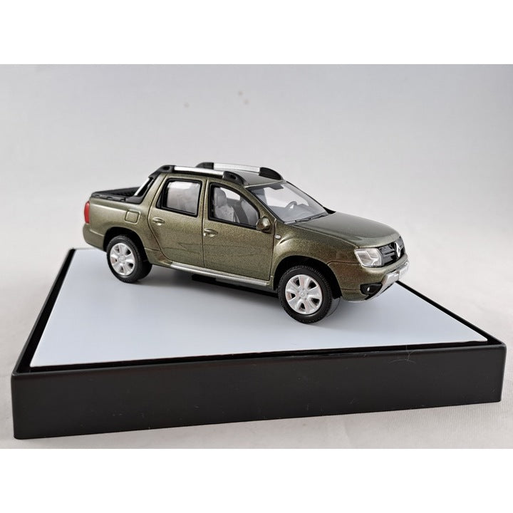 Renault Duster Oroch cu vitrina plexiglass - 1/43 Norev