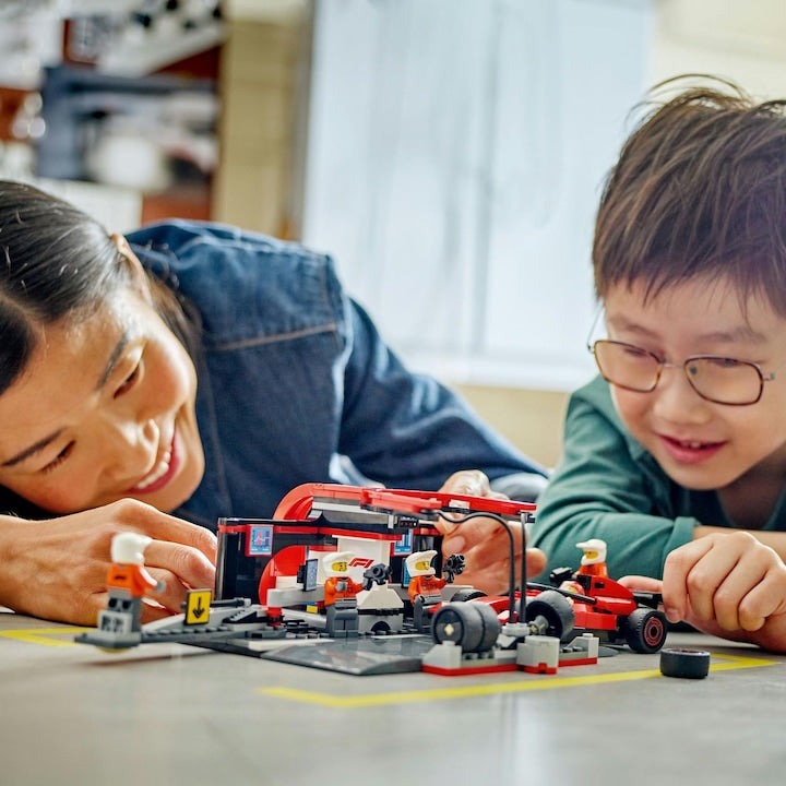 LEGO City 60443 - Boxa si mecanici F1 cu masina Ferrari (322 piese)