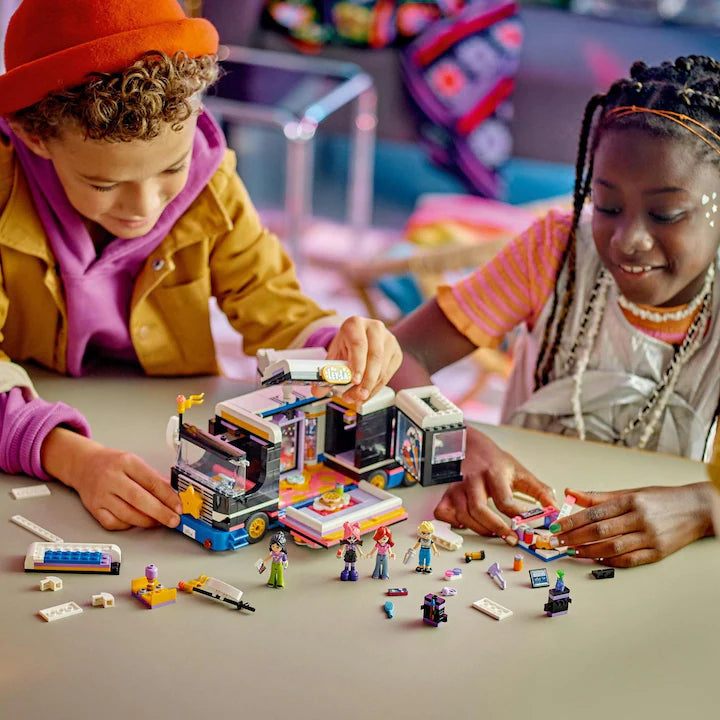 LEGO Friends 42619 - Autocar de turneu pentru staruri pop (845 piese)