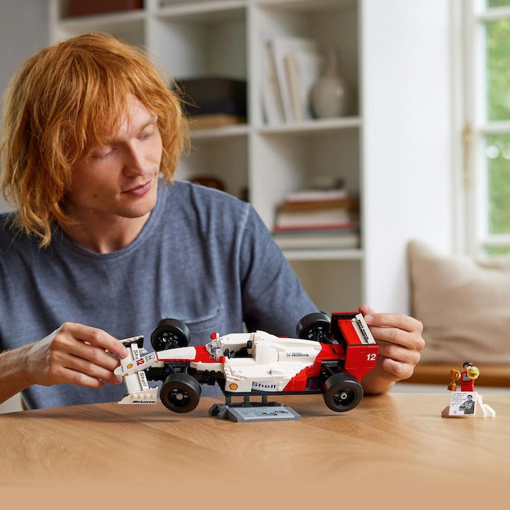 LEGO Icons Creator Expert 10330 - McLaren MP4/4 si Ayrton Senna (693 piese)