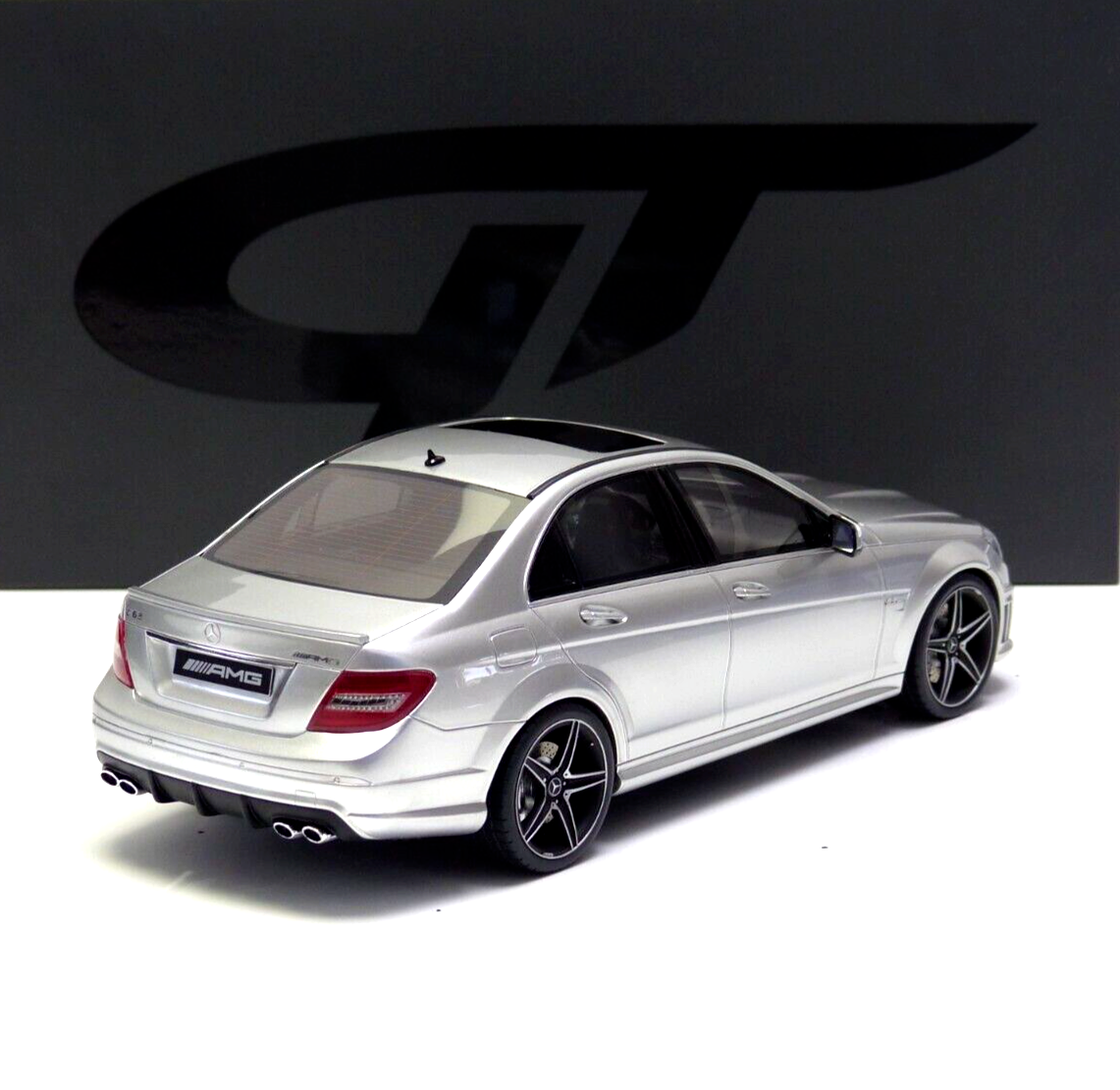 Mercedes C63 AMG sedan MKI gri - 1/18 GT Spirit
