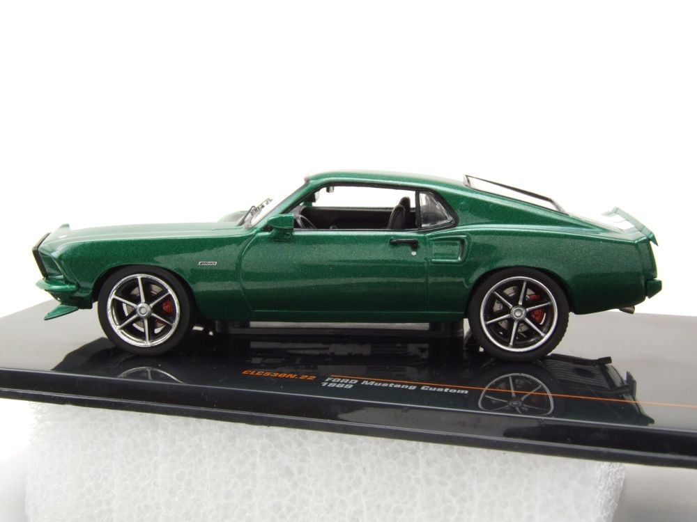 Ford Mustang Custom 1969 verde/alb cu vitrina plexiglass - 1/43 IxoModels