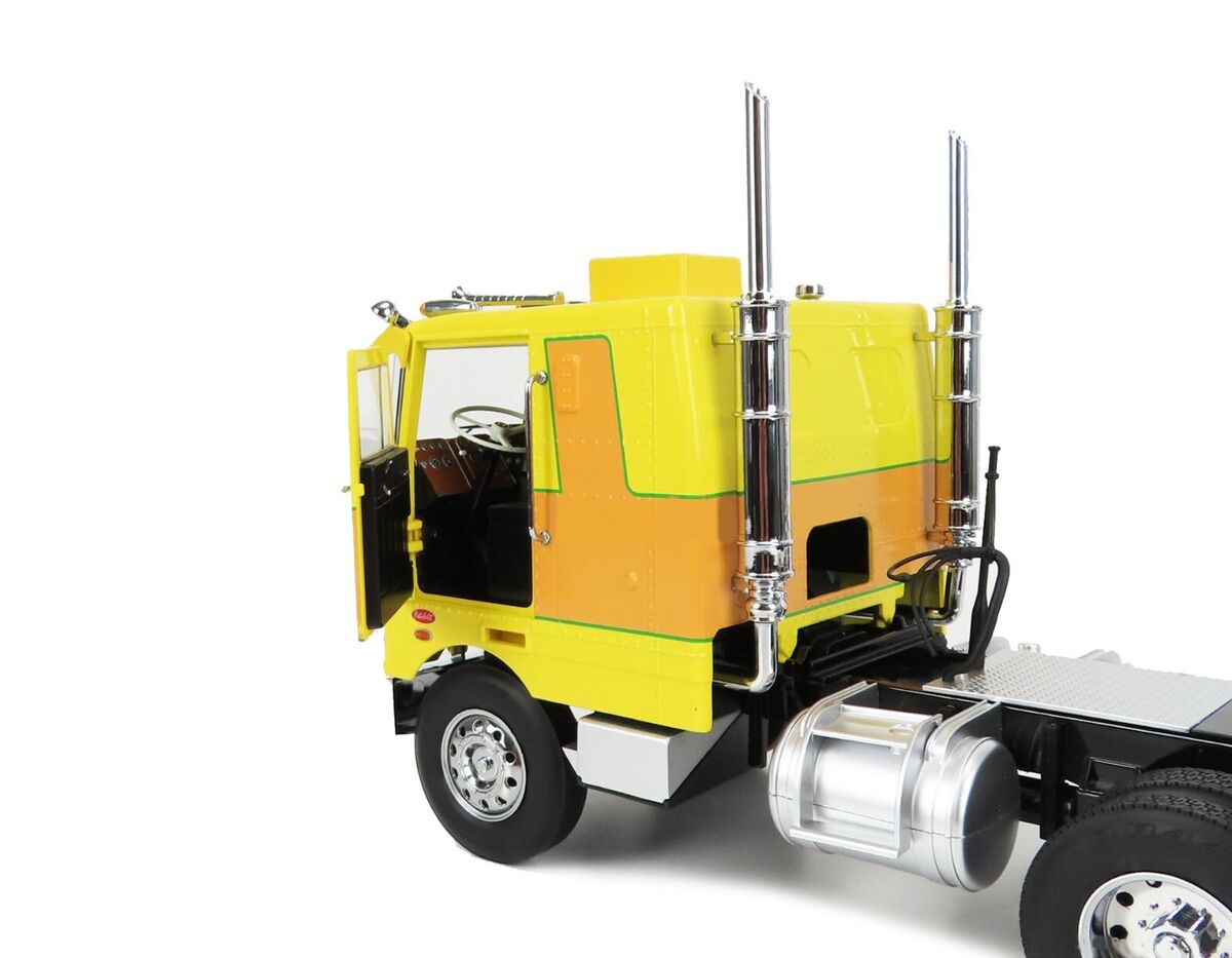 Camion Peterbilt 352 Pacemaker SZM 1977-1979 galben/portocaliu - 1/18 Road Kings