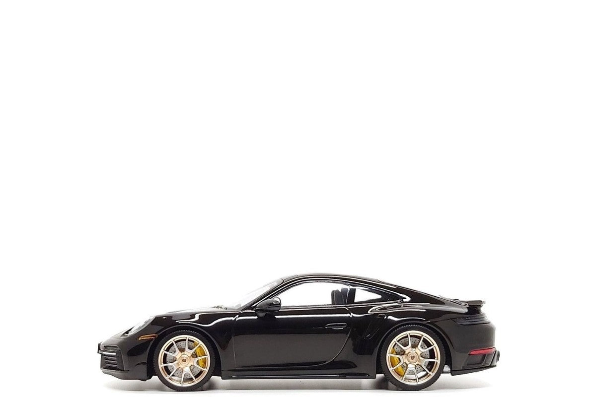 Porsche 911 (992) Turbo S Coupe Sport Design 2024 negru cu jante aurii 1/555pcs - 1/18 Minichamps