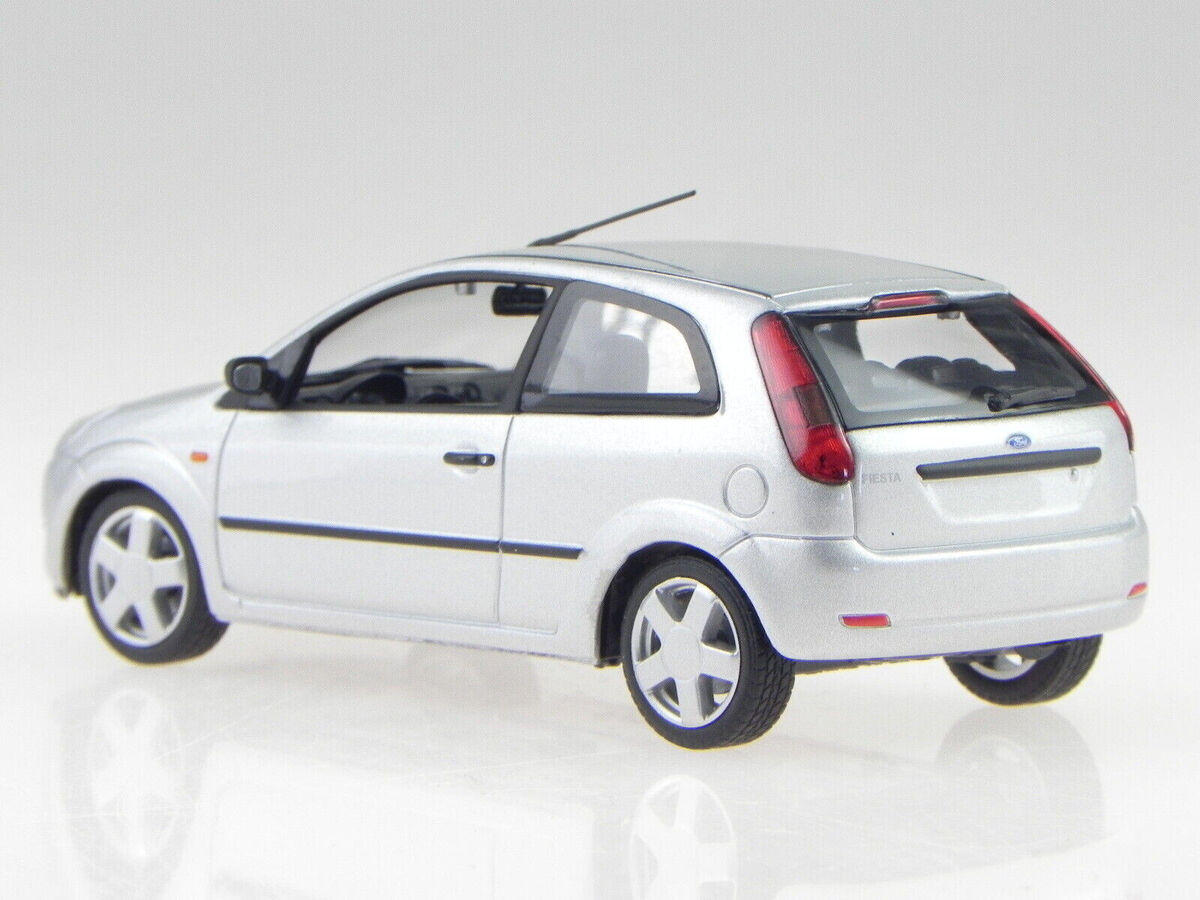 Ford Fiesta 2002 argintiu cu vitrina plexiglass - 1/43 Minichamps