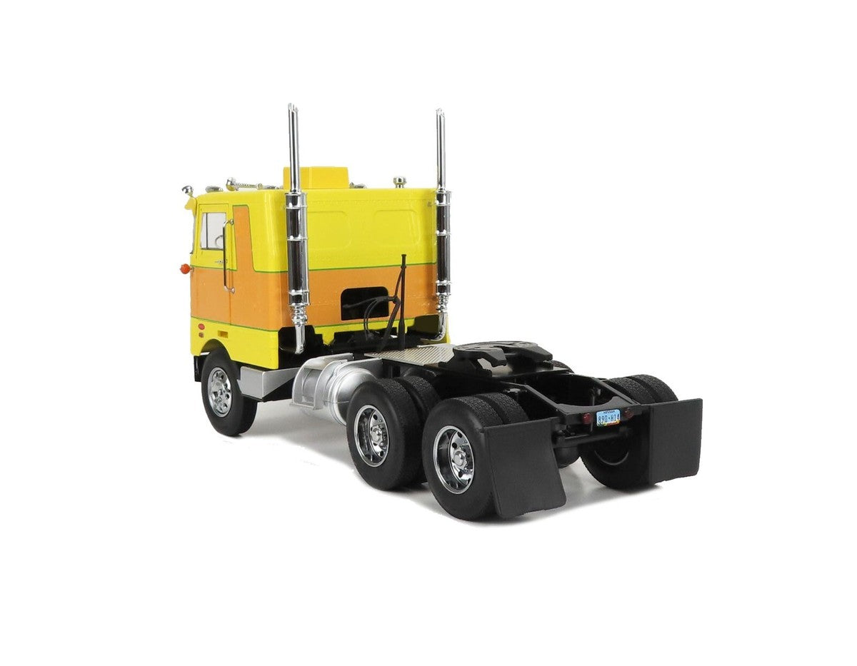 Camion Peterbilt 352 Pacemaker SZM 1977-1979 galben/portocaliu - 1/18 Road Kings