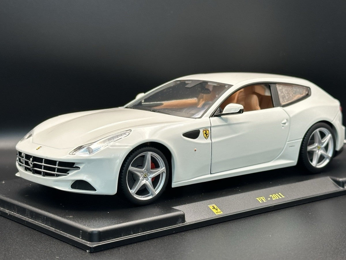 Ferrari FF 2011 alb cu vitrina plexiglass - 1/24 Bburago