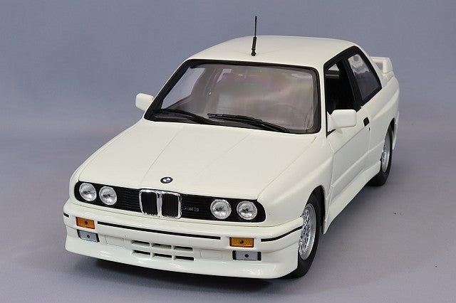 BMW M3 E30 Street 1987 alb - 1/18 Minichamps