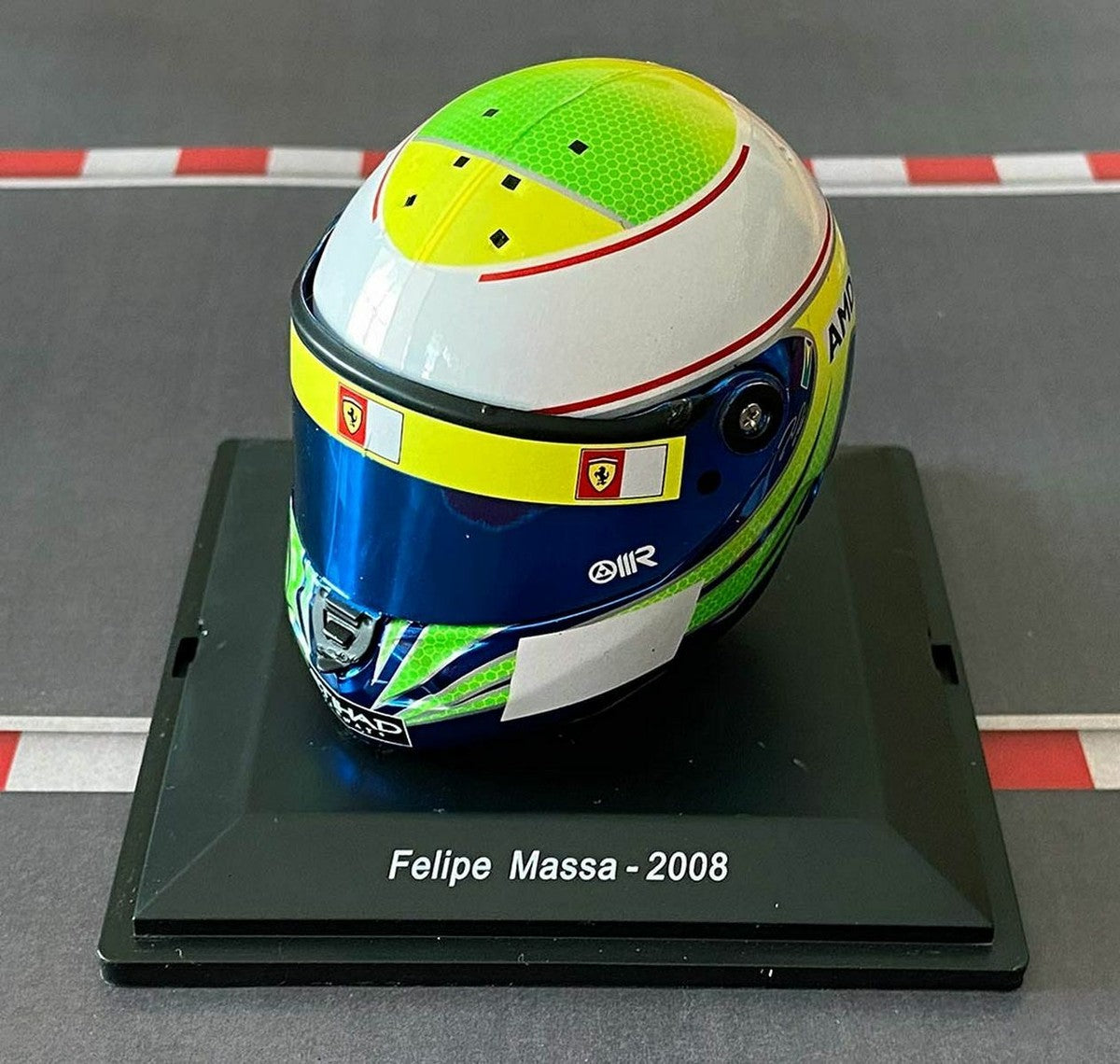 Casca Felipe Massa #2 Scuderia Ferrari F2008 formula 1 2008 cu vitrina plexiglass - 1/5 Spark
