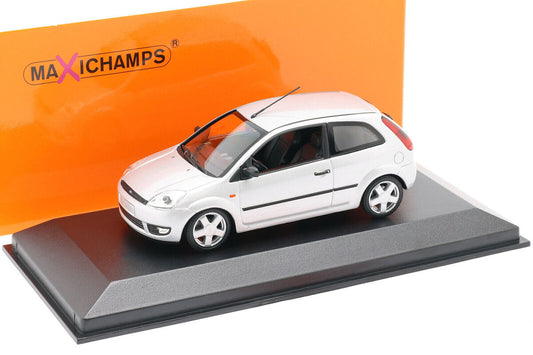 Ford Fiesta 2002 argintiu cu vitrina plexiglass - 1/43 Minichamps