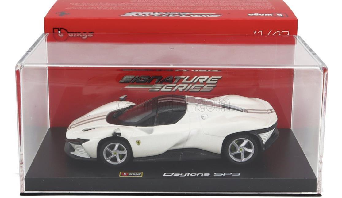 Ferrari Daytona SP3 alb cu vitrina plexiglass - 1/43 Bburago Signature