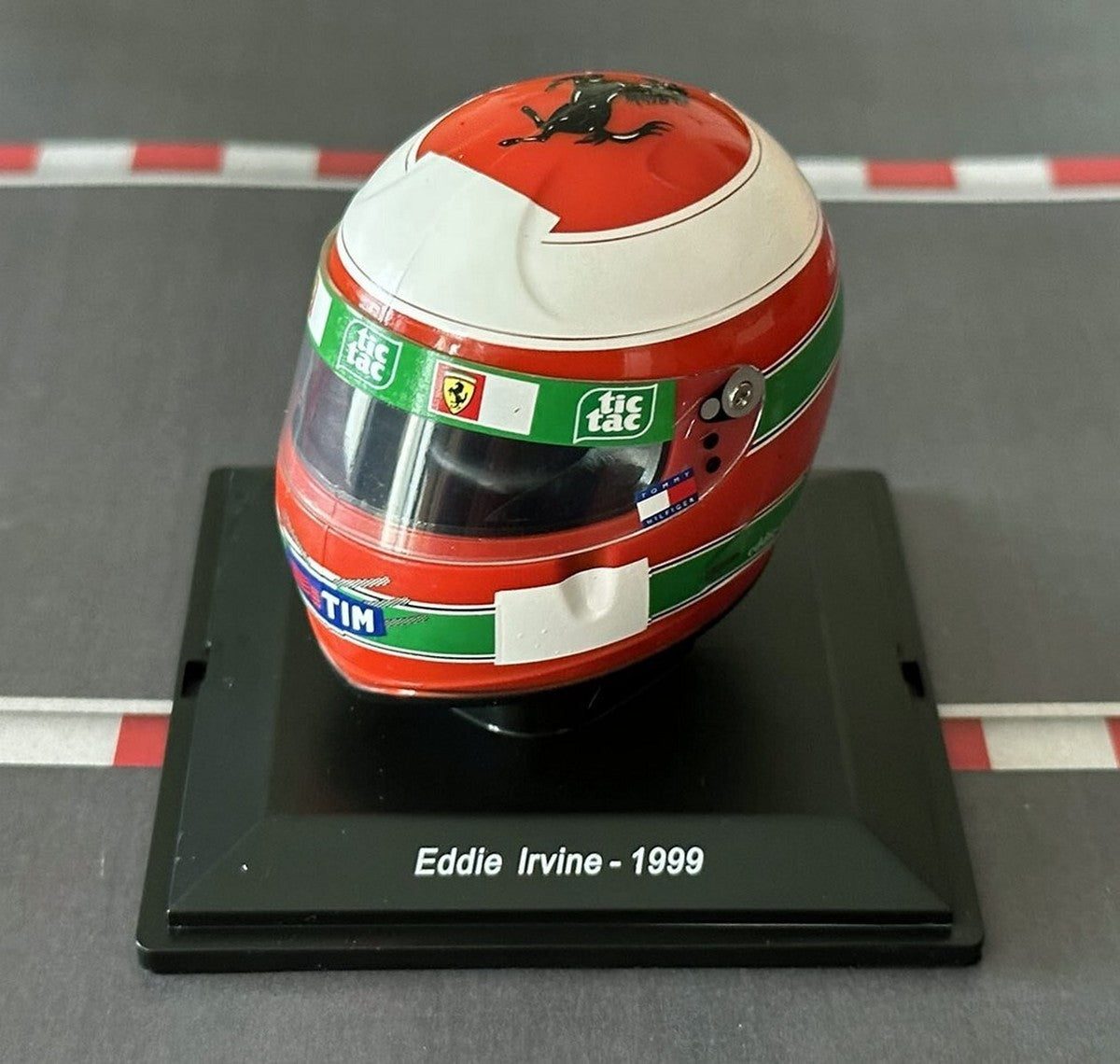 Casca Eddie Irvine Ferrari F399 Formula 1 1999 cu vitrina plexiglass - 1/5 Spark