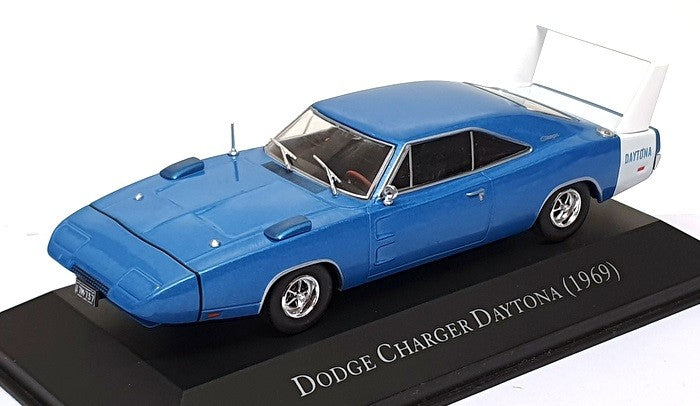Dodge Charger Daytona 1969 albastru/alb cu vitrina plexiglass - 1/43 Altaya