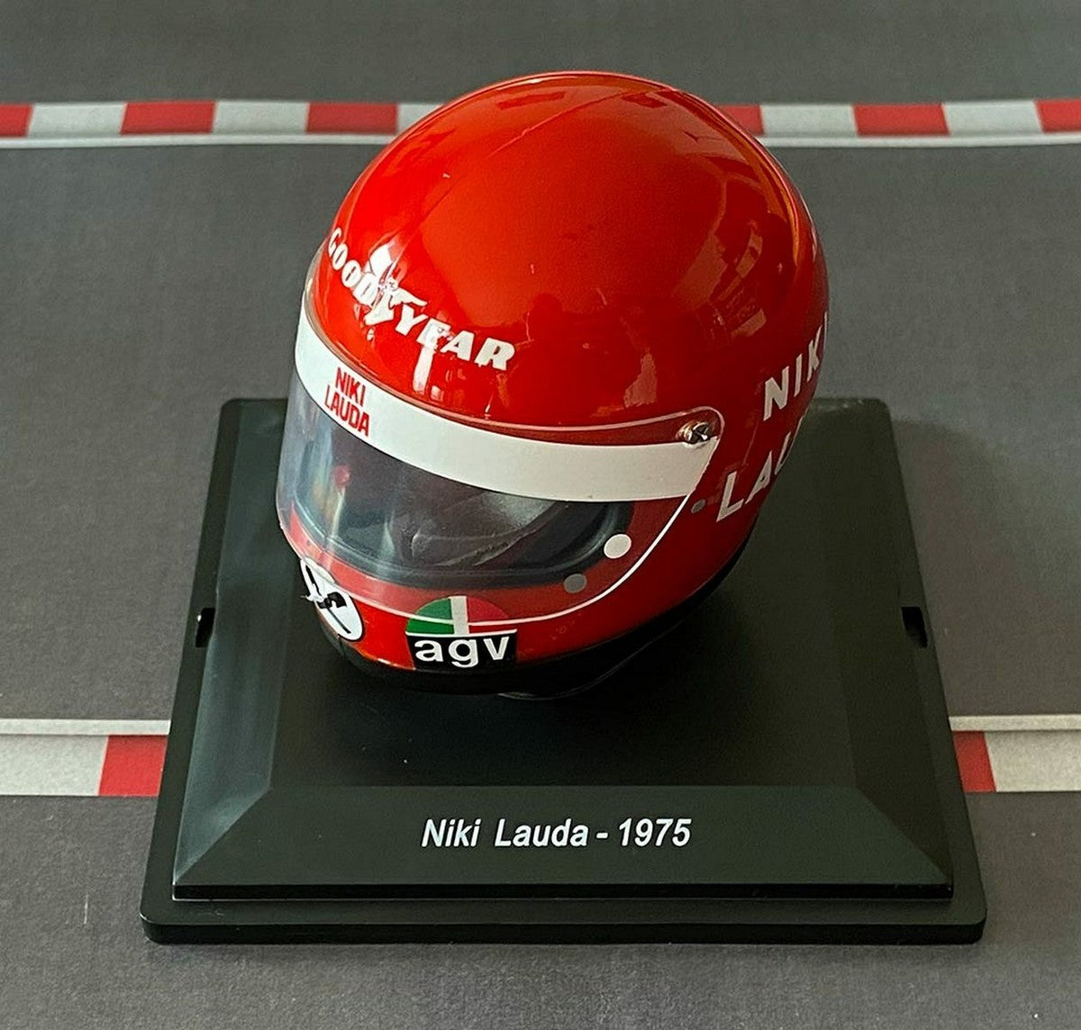 Casca Niki Lauda Ferrari #12 formula 1 World Champion 1975 cu vitrina plexiglass - 1/5 Spark