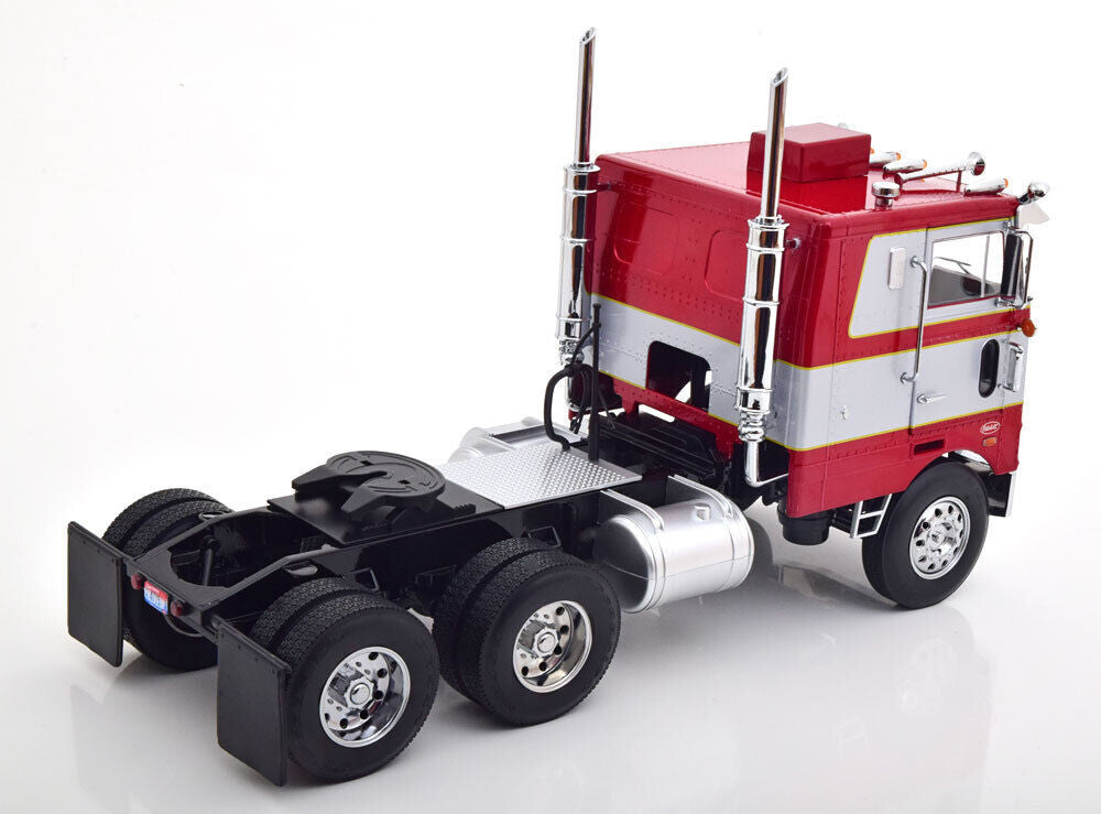 Camion Peterbilt 352 Pacemaker SZM 1977-1979 rosu/argintiu - 1/18 Road Kings