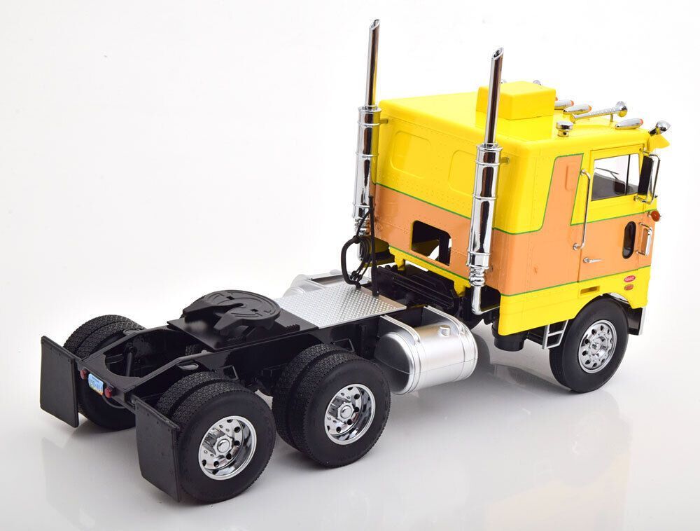 Camion Peterbilt 352 Pacemaker SZM 1977-1979 galben/portocaliu - 1/18 Road Kings