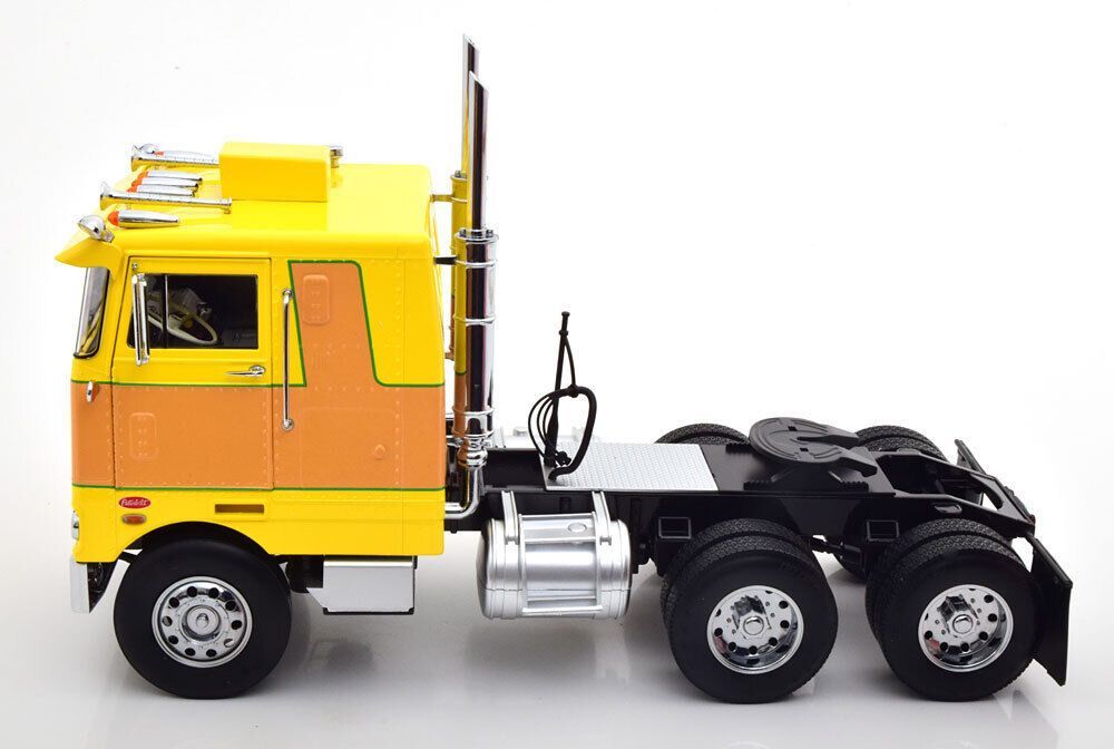 Camion Peterbilt 352 Pacemaker SZM 1977-1979 galben/portocaliu - 1/18 Road Kings