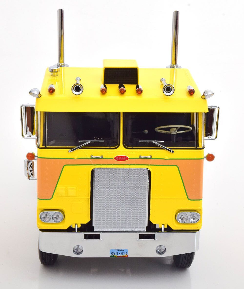 Camion Peterbilt 352 Pacemaker SZM 1977-1979 galben/portocaliu - 1/18 Road Kings