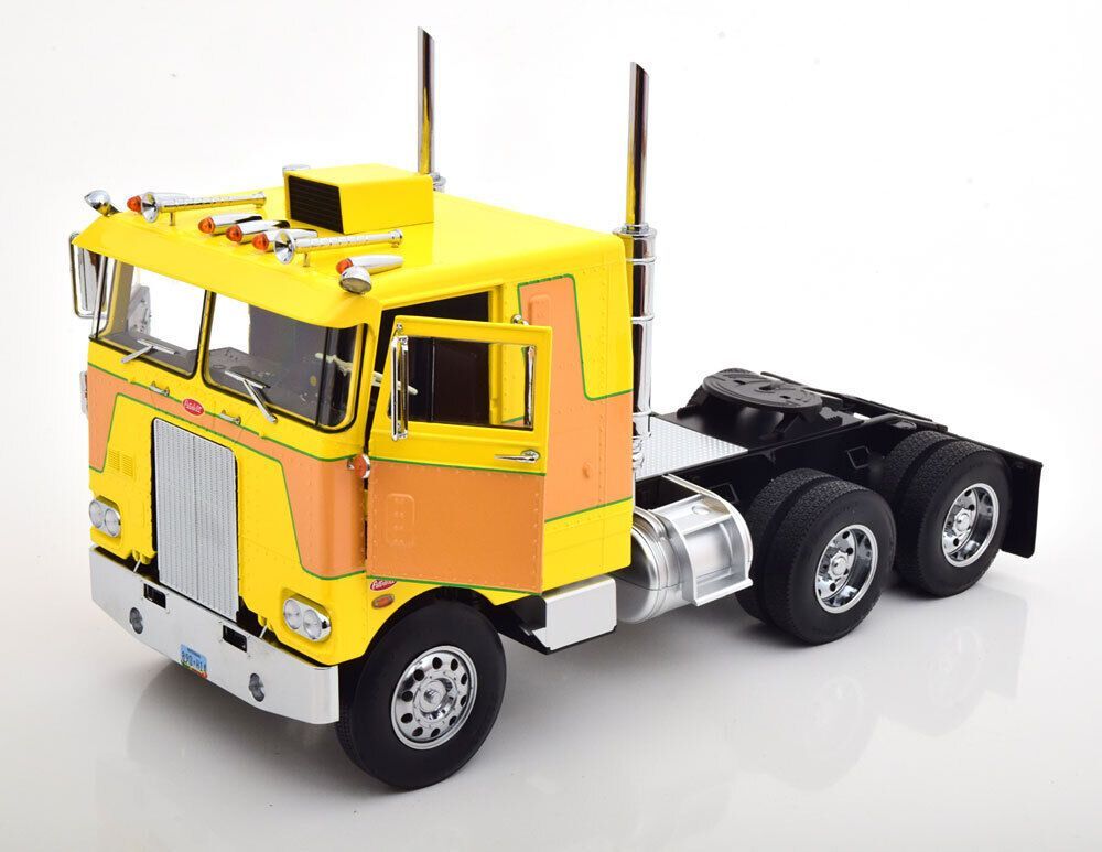 Camion Peterbilt 352 Pacemaker SZM 1977-1979 galben/portocaliu - 1/18 Road Kings