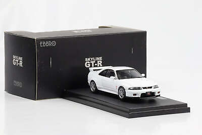 Nissan Skyline GT-R R33 V Spec 1995 alb cu vitrina plexiglass - 1/43 Ebbro