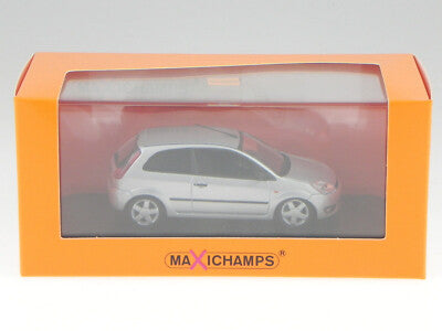 Ford Fiesta 2002 argintiu cu vitrina plexiglass - 1/43 Minichamps