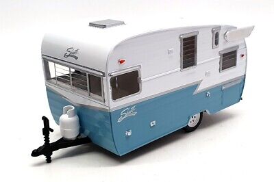 Rulota Shasta 15' Airflyte bleu/alb - 1/24 Greenlight