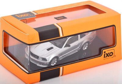 Ford Mustang Saleen S281 2005 cu vitrina plexiglass - 1/43 IxoModels