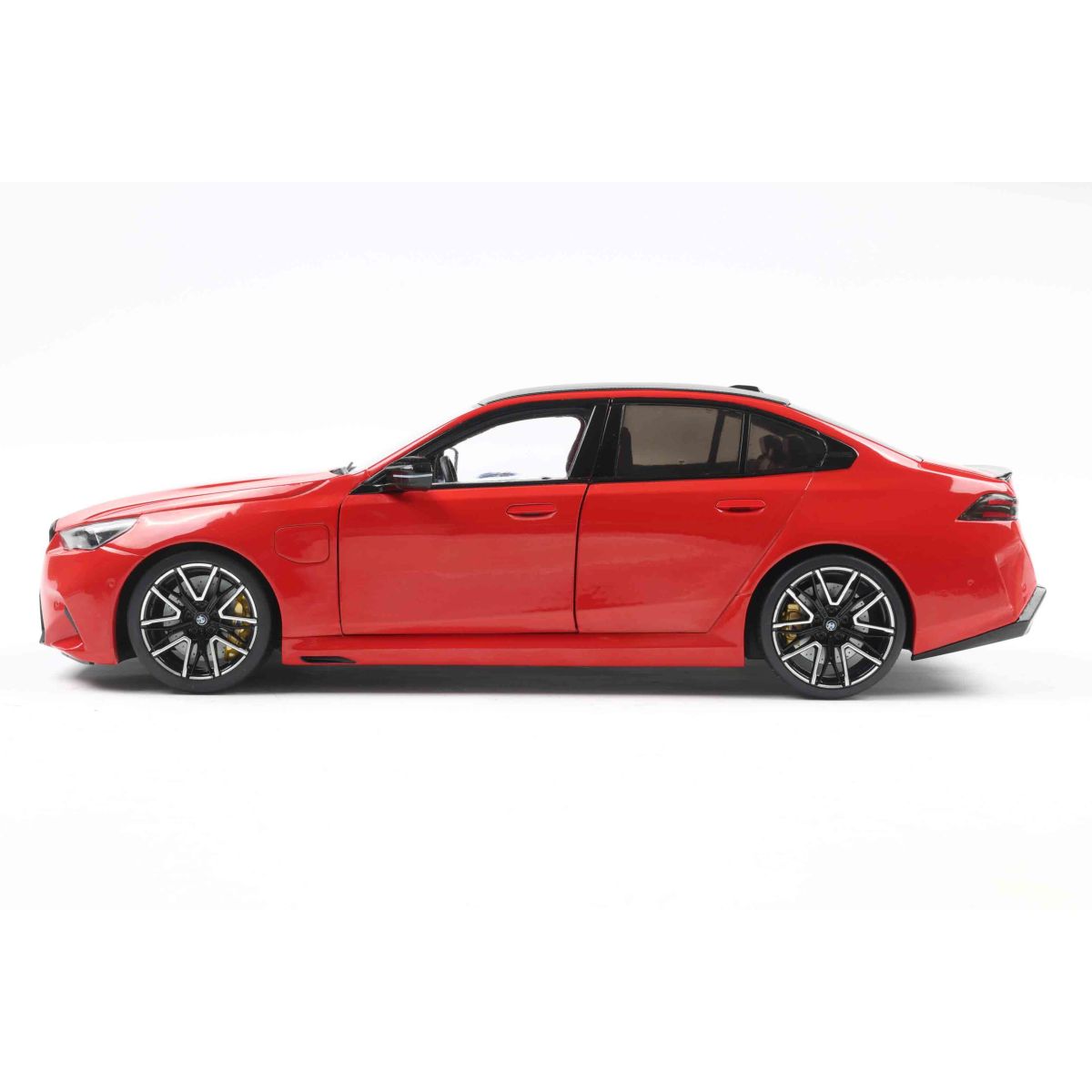 BMW M5 rosu 2025 - 1/18 Solido