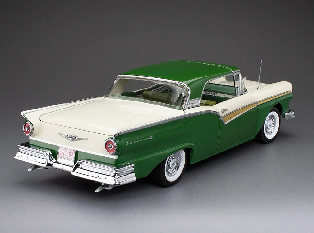 Ford Fairlane 500 Skyliner Cumberland green/colonial white - 1/ 18 Sun Star